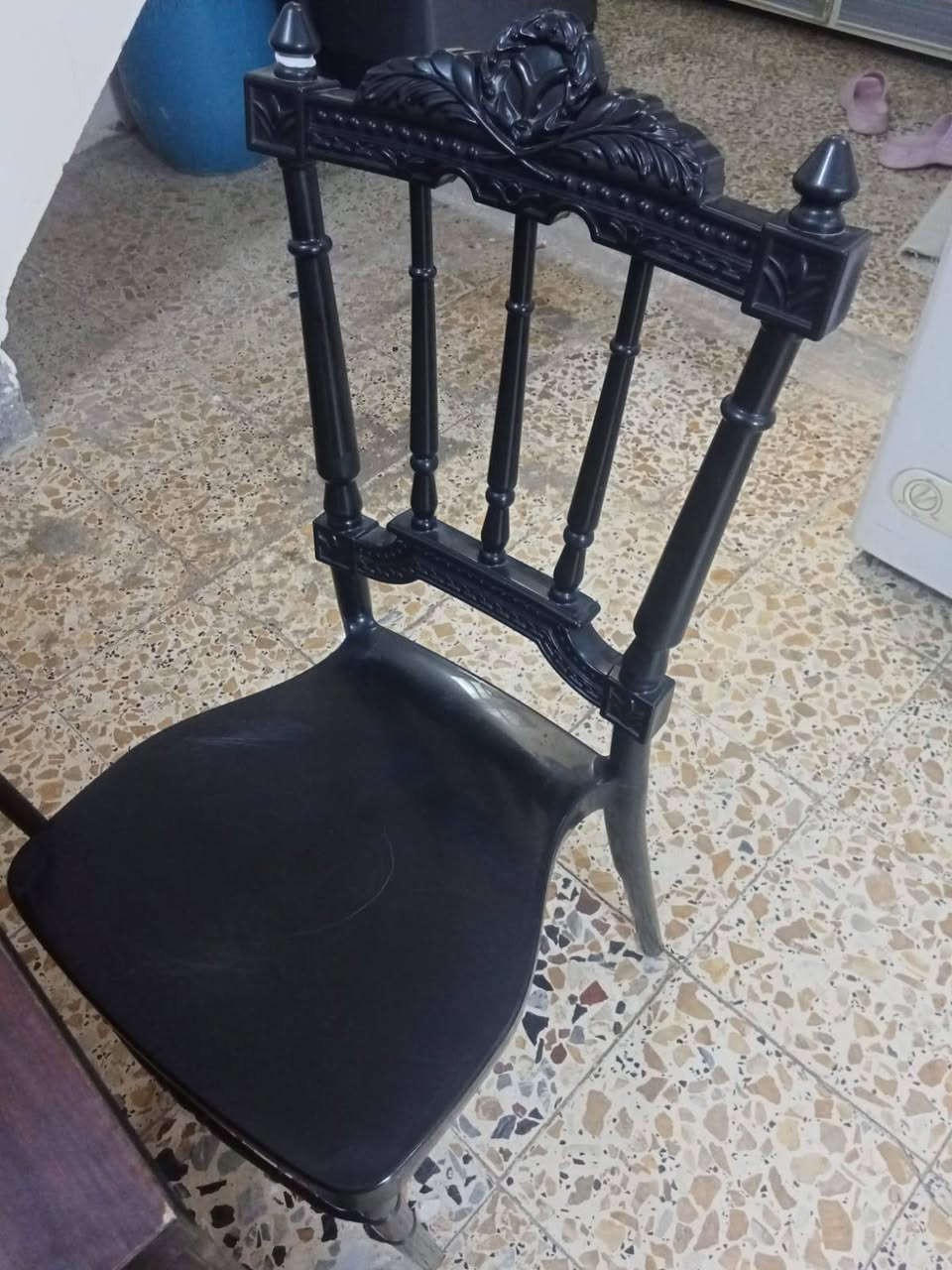 ميز طعام  يحتوي على 4 كراسي بالون اسود، مستطيل مساحه الميز متر وربع
***********
