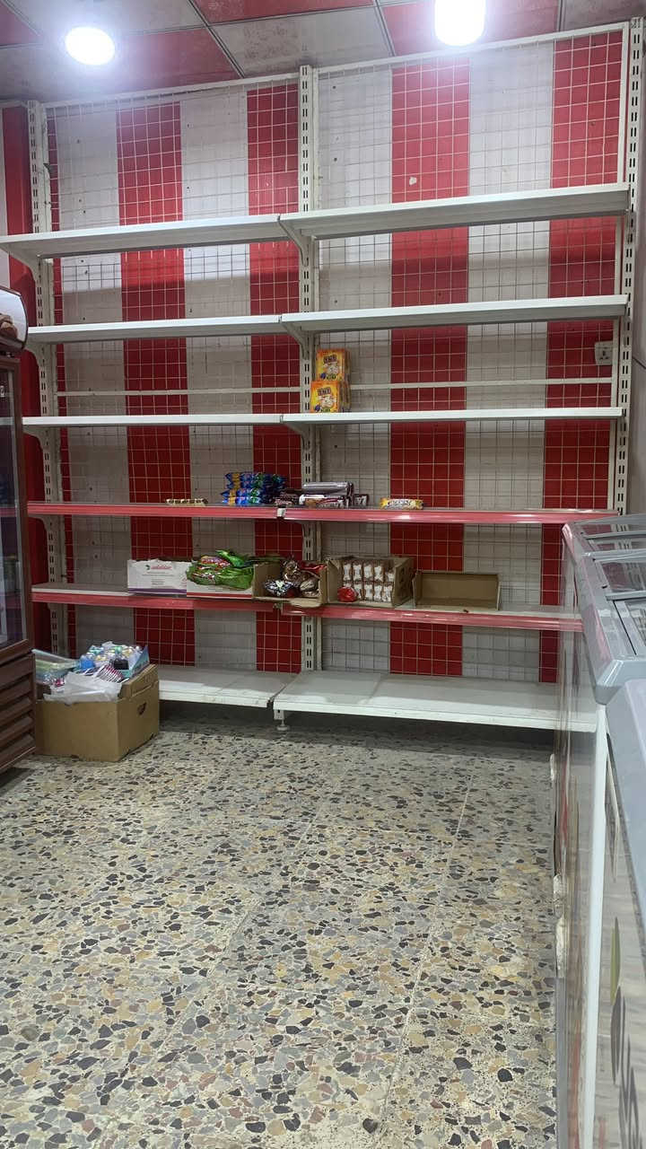 غراض اسواق رفوف والعوارض وسلات جبس وكرسي والميز عنوان بغداد الجديده رقم ***********
