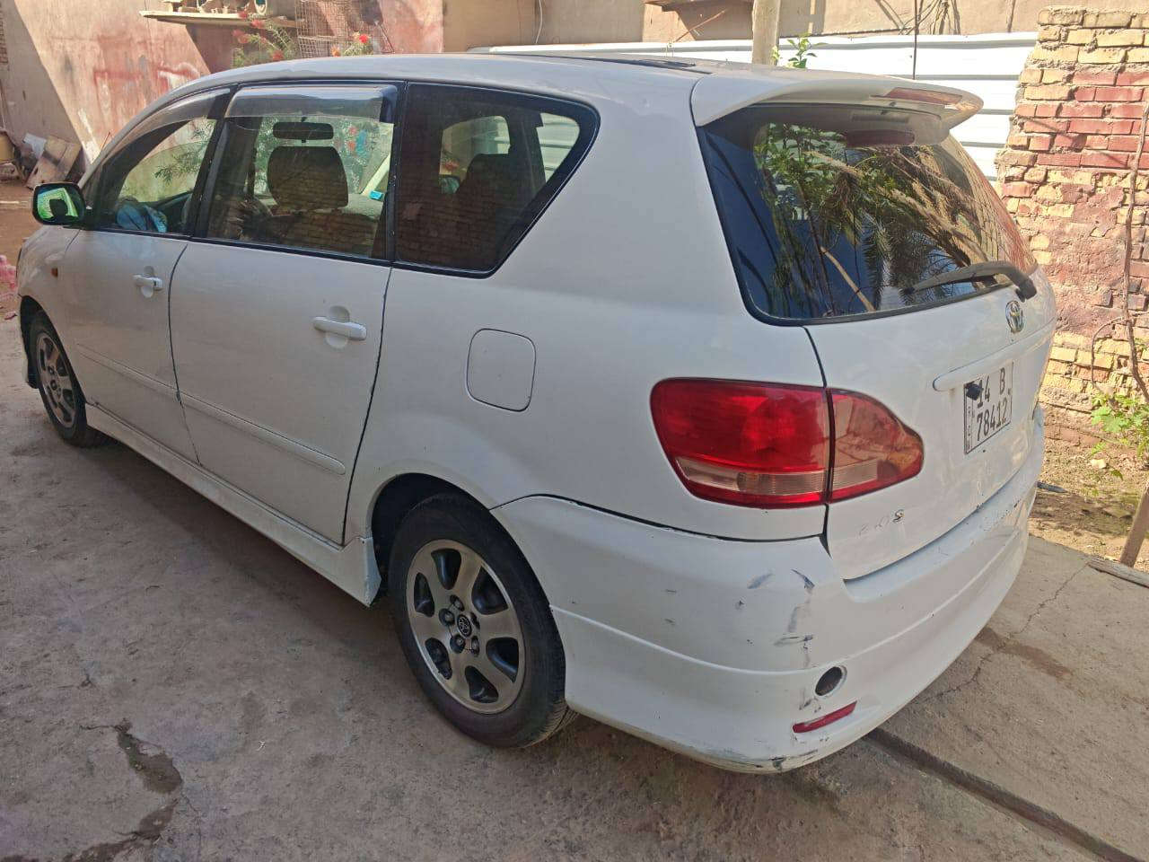 السلام عليكم
سياره ابصم عادي  لبيع   2002
لون ابيض رقم بصره انكليزي بسمي تحويل مباشر كير وحداديه وتخم تاير وكهربائيات سياره جاهزه على 24حبايه مال جناي سياره جانيه من زمان واطلع وين ما يعجبك 
سنوية مشروع وطني ل26
السعر 127وبيه مجال قليل
 كلش
العنوان ذي قار الشطره 
رقم ***********
