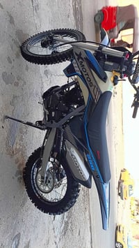 قفاز xmotos جديده للبيع مكاني بغداد الجديده صار يومين نزلتها بس ضروف ت...