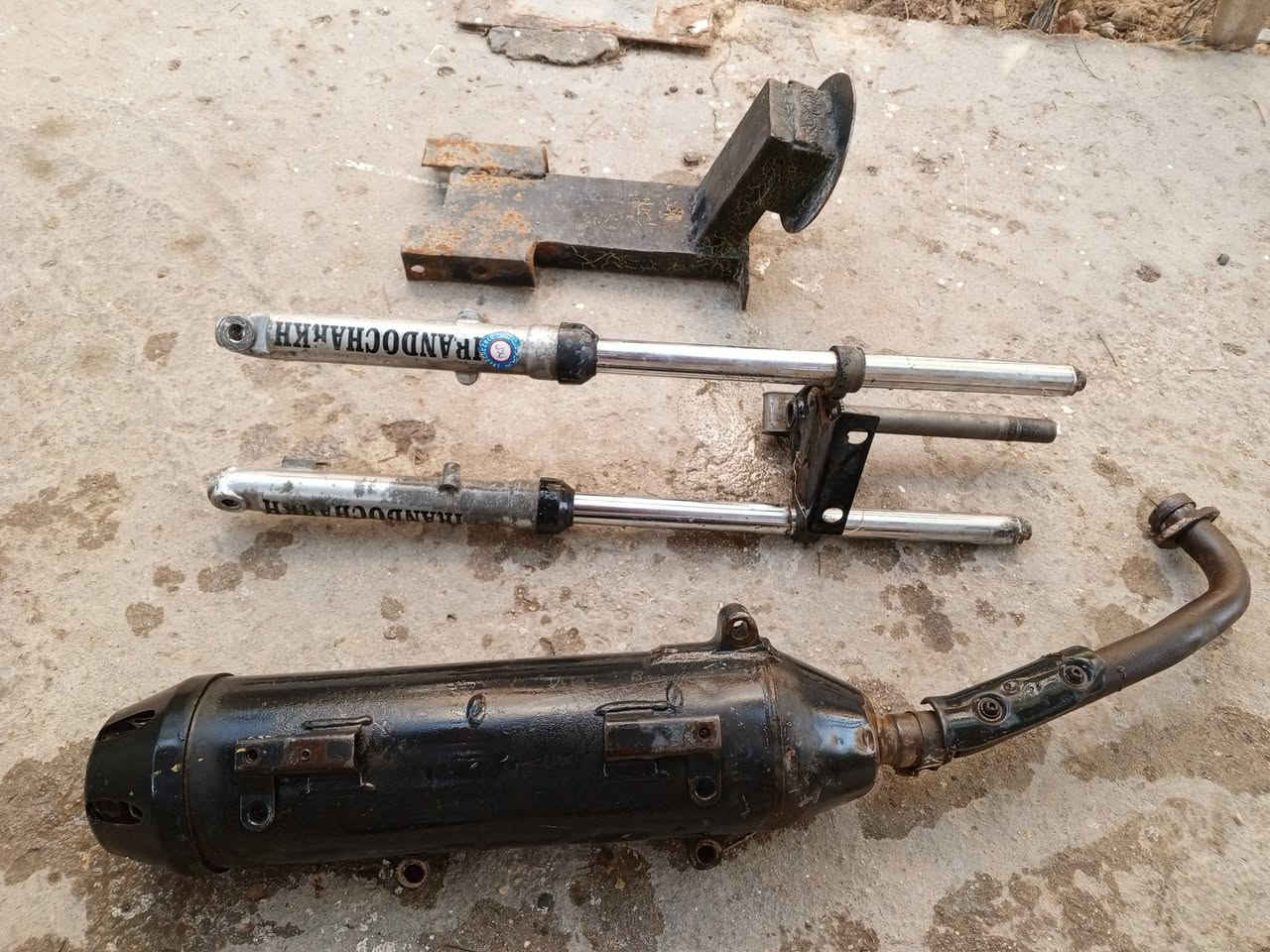 السلام عليكم غراض دراجه للبيع
دبلات اربعه كير واحد بي عوج بسيط 
راسطه ثقيل 
صالصه ماجسته بلاديه 
قيم واخذ ***********
