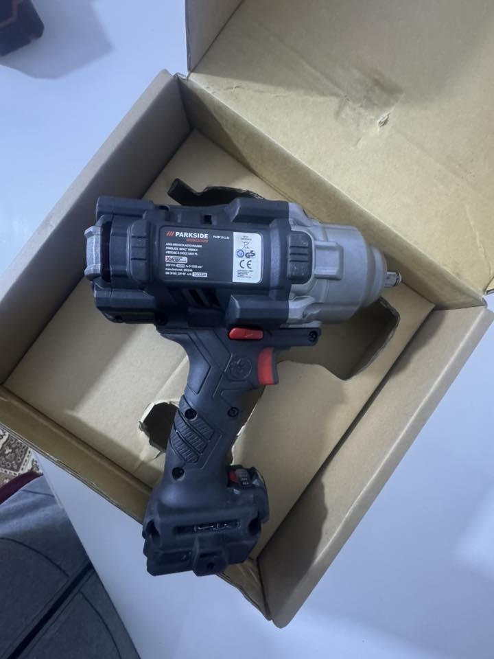 درين لقمه شحن مستخدم نظافه 99‎%‎ فارغ من دون ملحقات السعر 80 الف وبي مجال ***********
