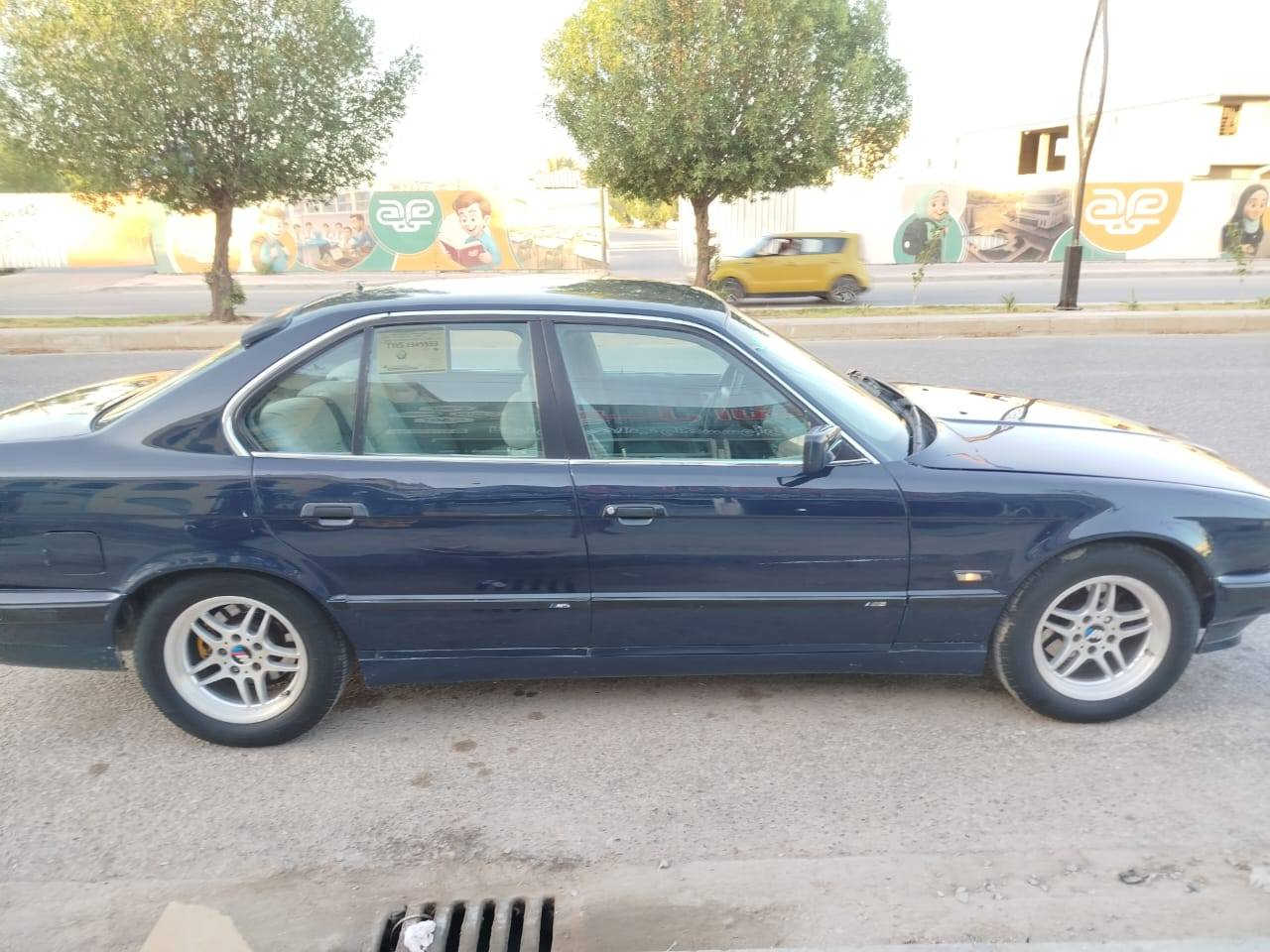 بيع او مراوس   بي ام مديل 92 رقم بغداد اصل 525مسكر فانوس تعمير جديد كير مكينه ماشاء الله  تبريد شغال ثلج حداده حلوه  تخم وياله جدبد تايرات جديده غرفه بيضه جديده السياره متعوب عليها السعر 55. ،،،،،،،***********.  مكان سياره كربلاء
