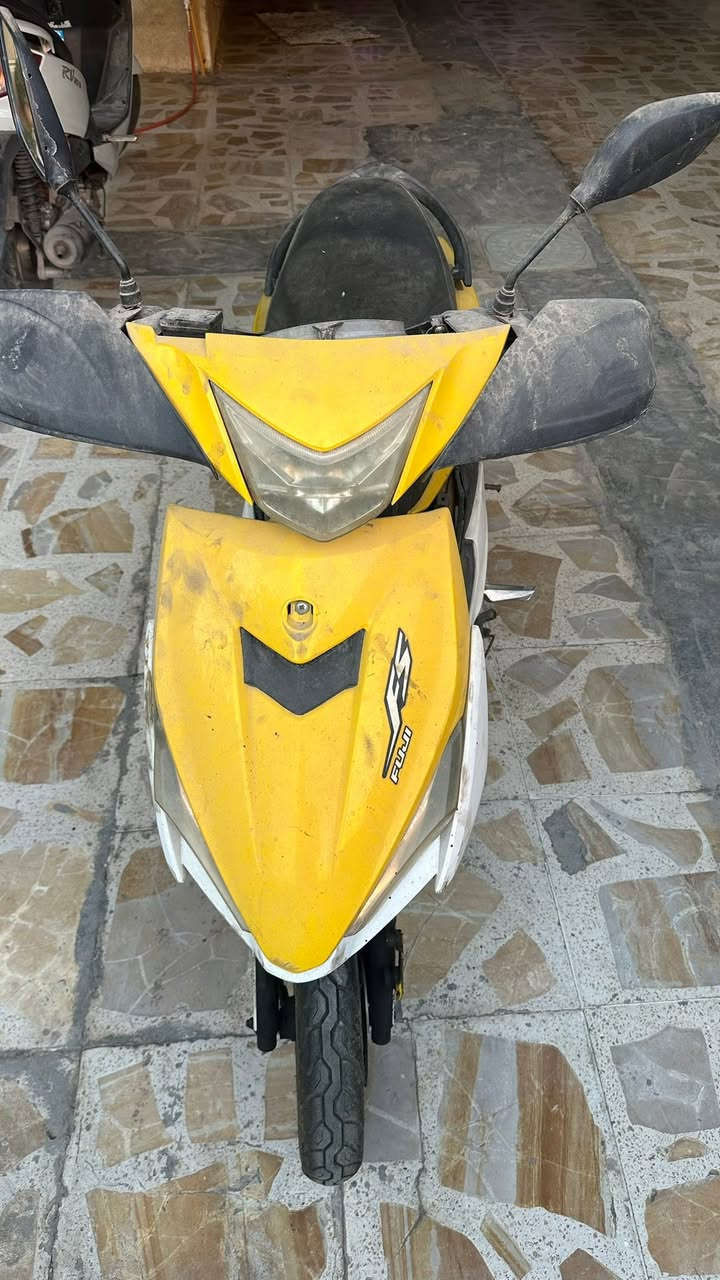 دراجة FS للبيع محرك ما مفتوح بس الكفرات تعبانه باتري حابط بس تشحنه يشتغل السعر200الف مكاني حي نزال رقم الهاتف ***********

