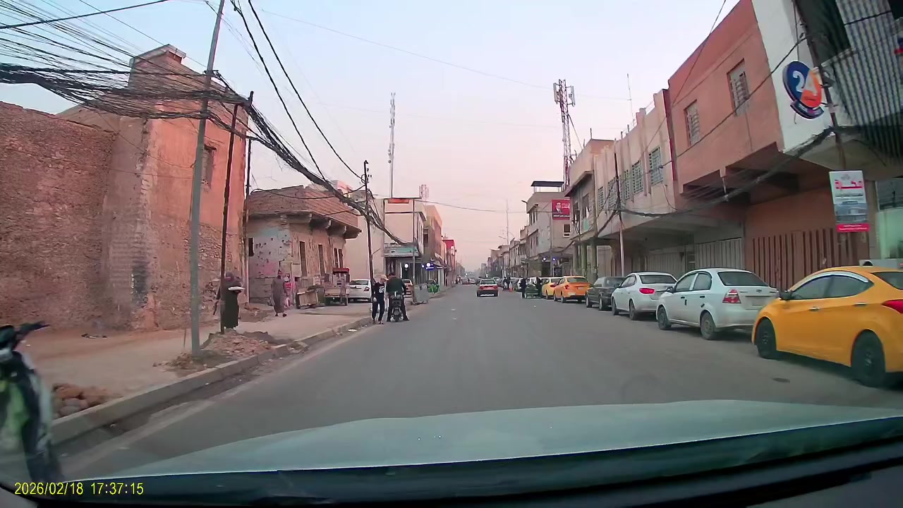 #داش_كم (Dash Cam) مصممة على شكل مرآة للرؤية الخلفية. يتميز هذا الجهاز بعدة مواصفات تقنية متقدمة لتسجيل الرحلات وتعزيز الأمان أثناء القيادة. 
#كاميرا_امامية
#كاميرا_خلفية
المواصفات الأساسية للجهاز:
⭕دقة التصوير: يدعم جودة فيديو عالية تصل إلى 4K Ultra HD للكاميرا الأمامية و 2K Quad HD.
⭕الرؤية الليلية: مزود بتقنية Starlight Night Vision التي تتيح تصوير لقطات واضحة حتى في ظروف الإضاءة المنخفضة أو في الأنفاق.
⭕تصميم الشاشة: شاشة كاملة الحجم (Full-Size) تعمل باللمس وتغطي المرآة بالكامل لعرض تسجيلات الكاميرات الأمامية والخلفية.
⭕نظام الكاميرات: يأتي بنظام مزدوج يشمل كاميرا أمامية مدمجة في المرآة وكاميرا خلفية منفصلة للمساعدة في الركن.
⭕ميزات إضافية: الاتصال عبر WiFi للتحكم عبر تطبيقات الهاتف، ودعم بطاقات ذاكرة 
#السعر85000


**إذا كنت صاحب هذا الإعلان وتريد حذفه لأي سبب، رجاءا أرسل رسالة إلى الدعم الفني**