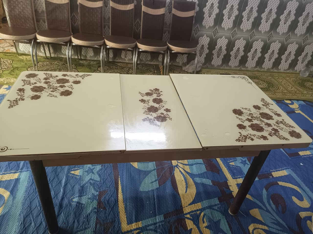 طبله للبيع سعرها 200,000 وبيها مجال وياها ست كراسي
***********
