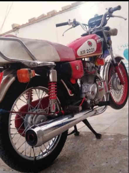 من رخصة صاحب الكروب)+هارشه أيراني.21 اوراق بسمي الدراجه مامفتوحه ولا متعوبه نهائين بس بيها خيط دخان كلش قليل وبسعر مناسب 750وبيها مجال حق الجيه)+الهاتف *********** العماره قلعه صالح
