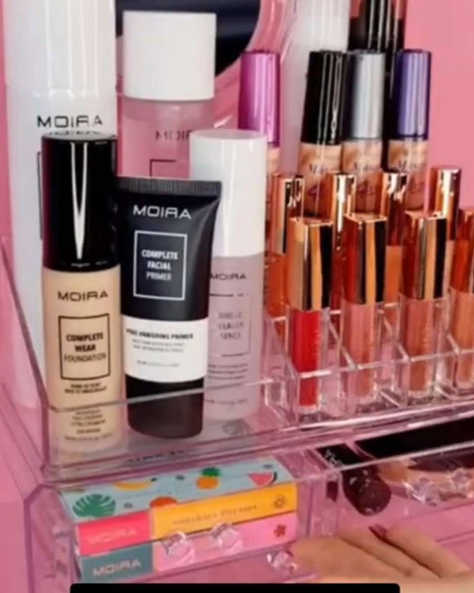 💄✨حافظة مكياج / السعر 10 الاف 
للطلب رقم الواتساب /*********** 

💄✨ حافظي على مكياجك مرتب ومنظم مع حافظة المكياج الشفافة المميزة.
🪞 مزودة بمرآة دوارة تساعدك في وضع المكياج بكل سهولة.
📦 4 أدراج واسعة + تقسيم علوي لحفظ الفرش وأحمر الشفاه والإكسسوارات.
👌 تصميم شفاف أنيق يضيف لمسة جمالية لغرفتك.
💍 مثالية للاستخدام اليومي أو كهدية فاخرة لمحبات التجميل.
🧼 سهلة التنظيف وخفيفة الوزن، تعيش معك لفترة طويلة.
🎁 الحل العملي لترتيب أدواتك في مكان واحد وبأسلوب أنيق.
