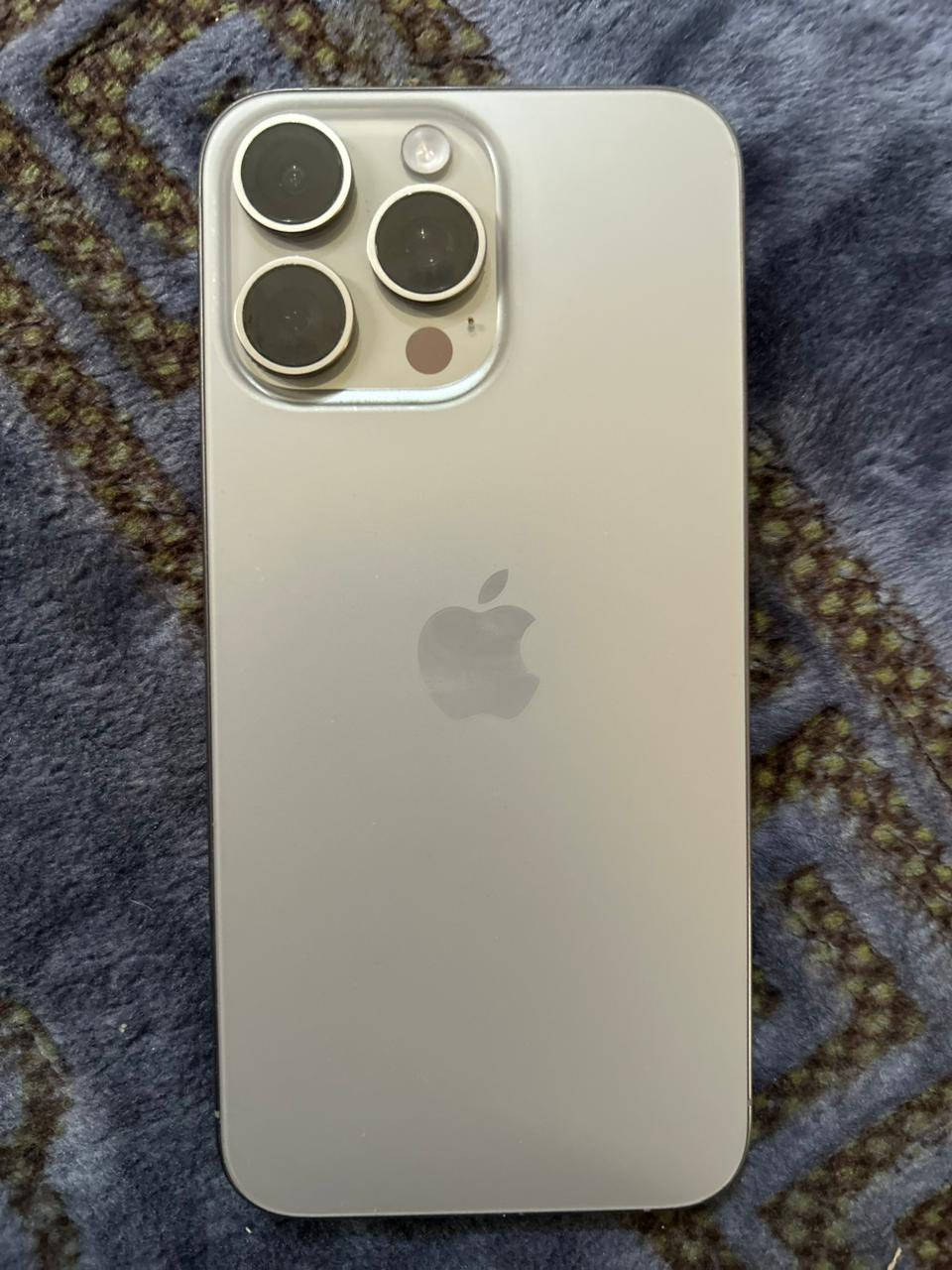 السلام عليكم ايفون15بروماكس شرق اوسط كامل ملحقات كارتونه وكيبل بطاريه87 دورات512  تلفون مكفول من زلغغ سعر خاص*********** واتساب او خاص
