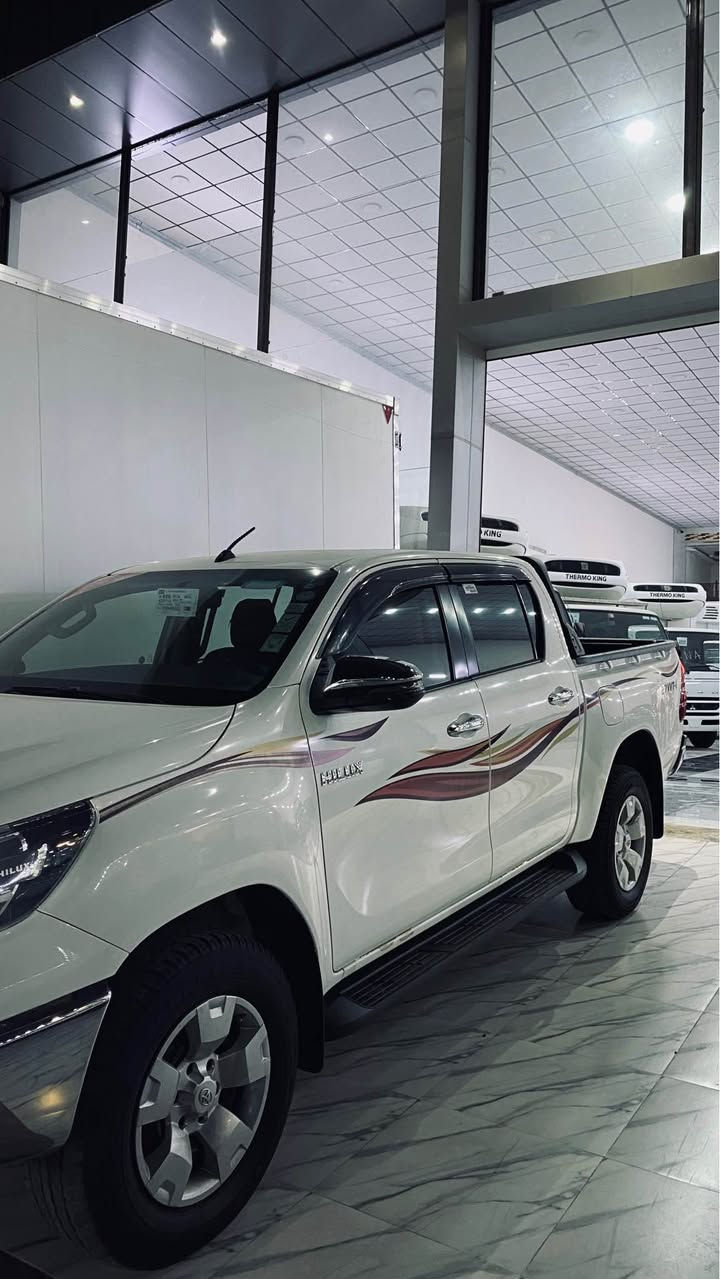 تویوتا هایلوکس 2020 لۆک بێ بۆیاغ هیچ هیچی نیە چوار تایەی لۆکی لەژێرە تەحویل و بەناو کردن بەشەرتە تەنها 100000 km ڕۆیشتوە گێڕ حادی گێڕ و مەکینە بەشەرت بەنزینە 
بۆ پەیوەندی کرد 📞
***********
*********** أربيل, العراق
