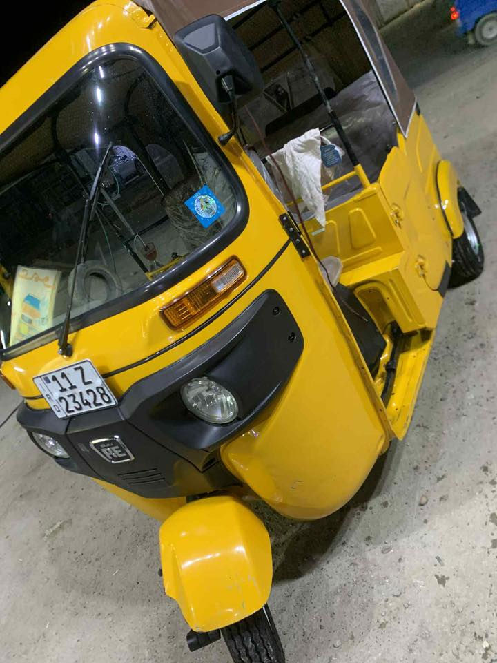 سلام عليكم تكتك 22 
نضيفة فقط محلاضة بيه جوه لبك لايت
محرك كله كفول 
سعر ٩ و٣٠٠ 
***********
