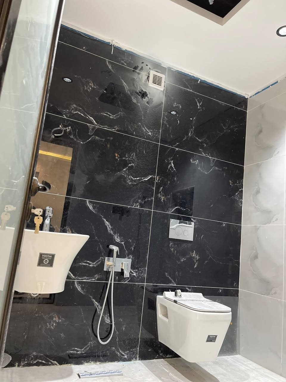 🏢✨ إعلان إيجار شقق ومشتملات – الكرادة داخل ✨🏢
🌟 شقق ومشتملات زيرو (غير مسكونة) 🌟
🏗️ ضمن بنايات حديثة وتشطيب جميل
📍 الموقع: الكرادة داخل – قرب مجمع الليث

🔹🏠 تفاصيل الشقق:
🛏️ غرفتين وصالة
🛋️ غرفة وصالة
🏢 الطوابق: أرضي 🟢 | أول 🔵 | ثاني 🟣 | ثالث 🟠
✨ تشطيب أنيق
🧰 خدمات متكاملة

🔹🏡 تفاصيل المشتملات:
🟢 طابق أرضي
🔵 طابق أول
🏗️ بناء حديث
✨ تشطيب مرتب

📞📲 للتواصل: واتساب أو اتصال
☎️ ***********

🏢📍 زيارة المكتب:
مكتب المهندس للخدمات العقارية
الكرادة داخل

🤝🔑 نستقبل جميع العروض:
🏷️ بيع • 🛒 شراء • 🏠 إيجار
🎨 تصميم • 🛠️ ترميم • 🏢 إدارة أملاك
