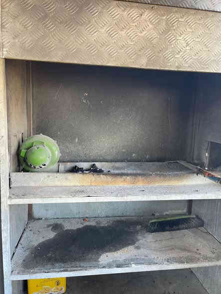 شواي كباب مع بلور شيلمانه قويه السعر ٢٠٠ الف 
كرل بركر وفلافل جاهز جدا نظيف مع ميز ستيل السعر ٢٠٠ الف 
جامخانه مع كناره ستيل مع بنكه جام ٦ ملم 
وديلاب وحديد ثخين السعر ٣٥٠ الف 
طباخ ٤ عيوني وميز كامل مال طبه ٧٥ الف 
ميز وبي عيون ثنين مال ريوكات ب٧٥ الف 
قناني غاز عدد ٣ السعر ٦٠ الف الوحده 
مجمد حجم وسط جديده ستعمال قلبل ب٢٠٠ الف 
براد عامودي جديد وستعمال قليل ب٢٠٠ الف 
سنك سعره ب٥٠ الف 
نركيل عدد ٨ جاهزات ب٢٥ الف الوحده 
شياش كباب ستيل وتكه ب٧٥ الف شلع 
مكاني بغداد البياع 

جنبر جاي كامل مكمل ب٣٥٠ الف

***********
