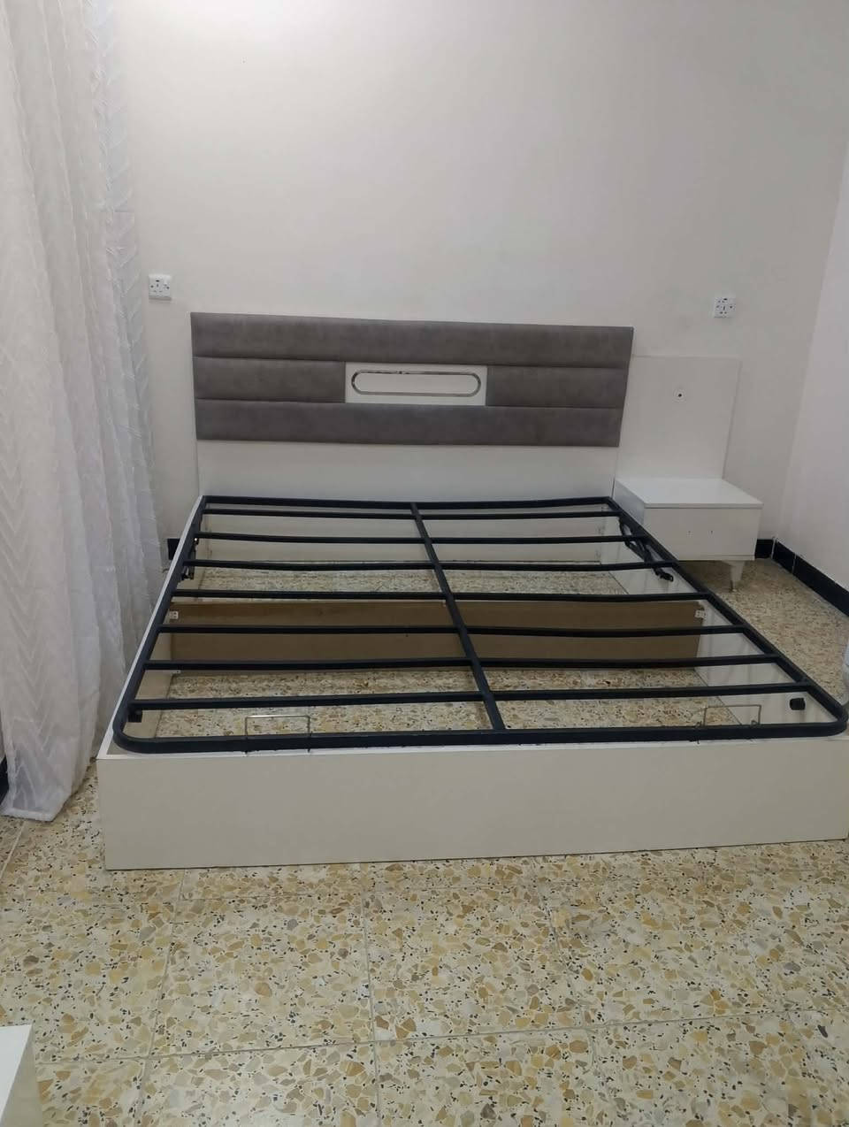 سلام عليكم  غرفه اخشاب  5 قطع 300 بيه مجال  ميز بلازمه 70 بي مجال  كنتور  صغير 90 الف بي مجال  مكاني الدوره ***********
