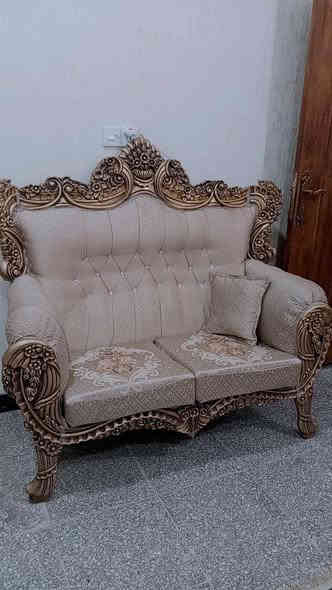 تخم عشر مقاعد  قنفتين ثلاثية وقنفه ثنائية وكرسي عدد 2 +طبلة وسطية كبيرة وطبلتين جانبيتين  مصارله تقريبا 6 اشهر  جدا نظيف  اريدة 550  وبي مجال بسيط
***********
