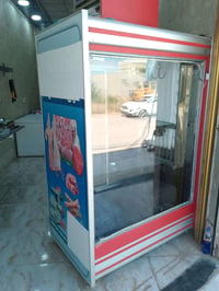للبيع عارضه لحم تعليق وبيها ارفوف الاتصال على الرقم 07740887768