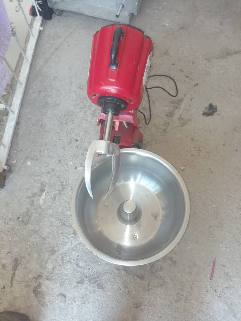 عجانه جديده ماصار سبوع من أخذته مرتين ستخدمته والله جديده حجم كبير هاي كدامك صارت عليه 300والله اريده 200 رقم واتساب ***********
