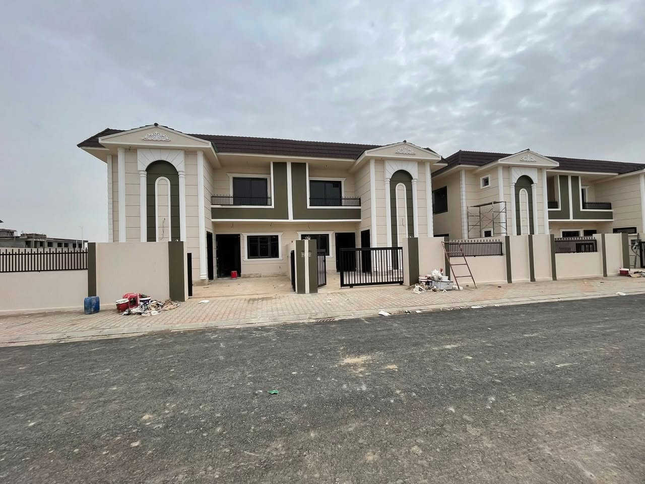 نعلن لكم عن توفر وحدة سكنية ركن  على أربع شوارع موقع مميز جدا للبيع 

في مجمع روان ستي 2

جاهزة للسكن و تسليم مباشر للمشتري 

موقع المجمع : سايدين كوباني خلف المحافظة الجديدة

مساحة الوحدة السكنية : 200 م ركن 

التفاصيل 
تتكون من طابقين استقبال ومطبخ وصحيات   وغرف نوم عدد ٣ وهول وحديقه وكراج سياره 

موقع الوحدة : ركن ومميز على أربع شوارع 

علما انه تم اجراء تعديلات و اضافة لمسات راقية على الوحدة السكنية من قبل صاحبها 

السعـــر : عل خاص لطفاً 

* نستقبل جميع عروضاتكم السكنية 🏠 والتجارية 🏡 بكافة مناطق كركوك  
............................_.....

للمزيد من المعلومات اتصل بالأرقام التأليه ***********
او مراجعة مكتب عدن 
الكائن في 
سايدين حي عدن بدايه سايدين مقابل مجمع الجوهره السكني
