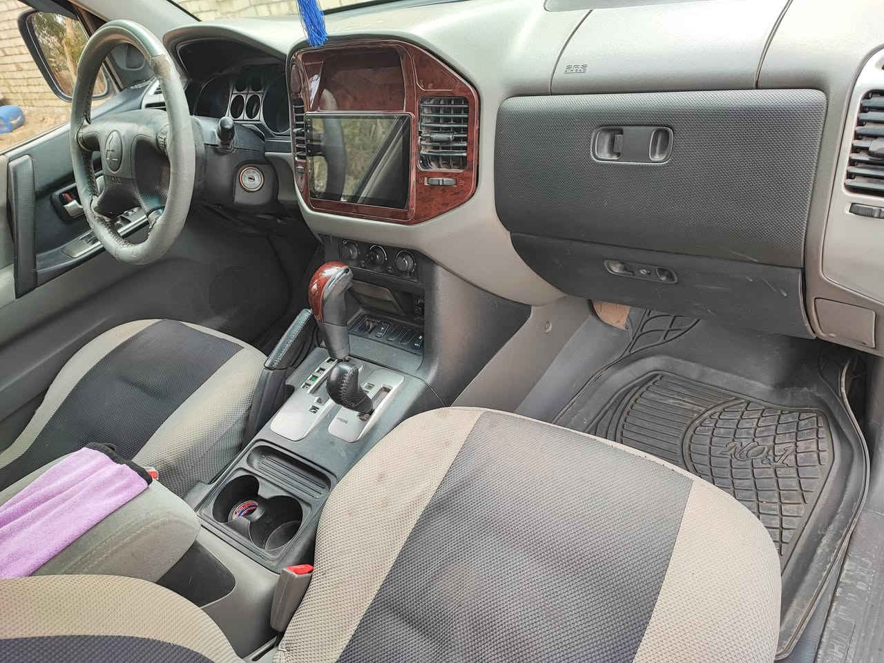 سياره باجيرو للبيع موديل 2006 سنويه جديده رقم بغداد مشروع وطني السياره مكفوله فقط صبغ حزام لجماليه بدون ضربه كير محرك كفاله محرك بلاد 3000 تبريد تدفئه كهربائيات كلها شغاله  السعر 76 وبيها مجال للطيبن مكان السياره ميسان العماره 
***********
***********
