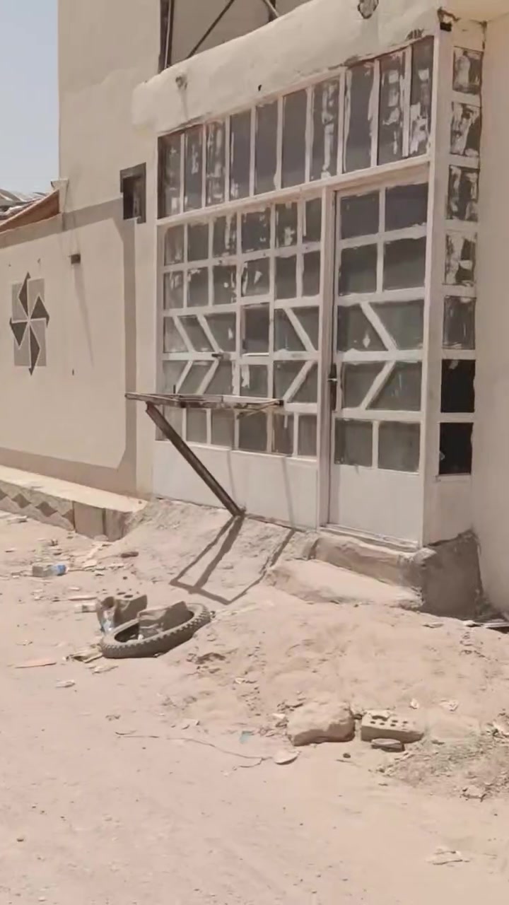 سلام عليكم بيت للبيع مستعجل 

مساحته 200 متر غرفتين وصاله واستقبال صحيات داخليه وخارجيه بناء  السكف صب كونكريت أساس صب
السعر 55 وبي مجال 
العنوان النجف شارع الصب مقابل قريه الغدير 
عمود 320 يبعد عن السوگ 50 متر 
***********
