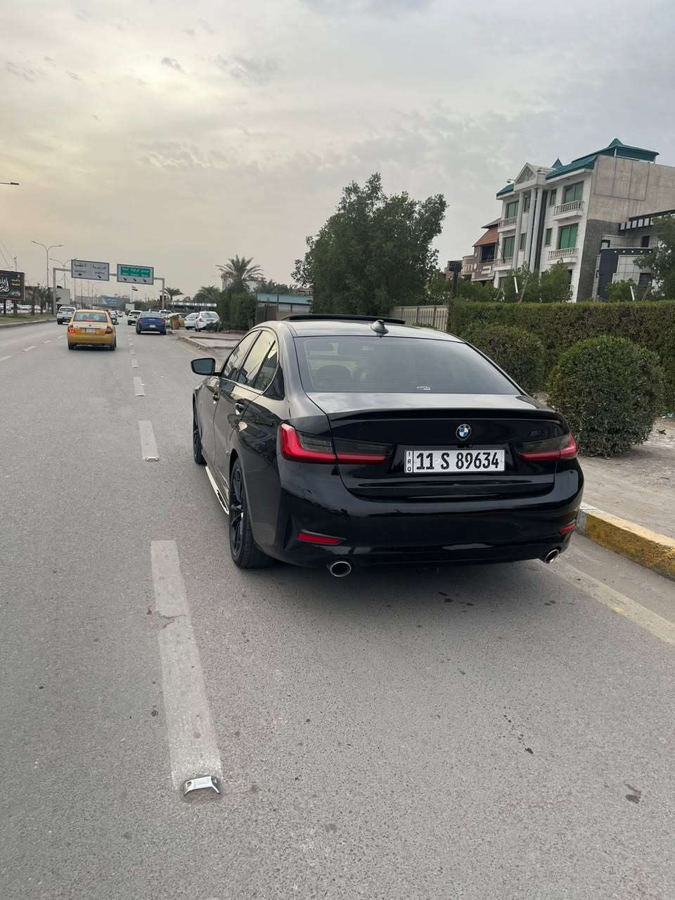 بي ام موديل 2020
330 بانزين دفع خلفي 
اللون ااسود 
السيارة ١/١ راح اذكر مواصفاتها للميعرف بيهن 
فتـحة سـقف  
بصمة تشغيل + 4 بيبان بصمة 
وترحيب 
الكشنات جلد لون اسود 
كشنات ثنين كهرباء وكشن السايق خزن ميموري وتدفئة بل الكشنات الامامية 
شفتات بل الستيرن وتدفئة بل الستيرن 
داتشو عرض ع الجامة الامامية 
كيج الكتروني 
 اشارة بل المري ونقاط عمياء والمري شفط وايضآ قلاب 
قطعتين تبريد والقطعة الخلفية ايضآ منفصل 
دشبول متغير الالوان من الشاشة بلادي 
حساسات خلفية وامامية وتعرضلك بل الشاشة  
رادار امامي تحديد مسار والتعرف ع الاشخاص والسيارات 
لايت داينمگ متحرك وترحيب عند التشغيل 
تكدر تضبط توقيت للسيارة تشتغل بل الوقت الي تريدها وتطفى بل الوقت الي تريدة من الشاشة 
اوتو تبريد واوتو لايت واتو ماسحات 
تعلي وتنصي الاغاني بدون متلمس الشاشة عن بعد وهاي حركة بي ام الشهيرة 😉
انضمة القيادة وتتغير الشاشة حسب نوع القيادة 
اوتو هولد والسايد بريك دكمة ودكمة لاطفاء الحساسات
ماوس تحكم بل الشاشة 
محرك السيارة 2000 توين بور توربو 
السيارة ماشية70  الف ميل 
حادثها فقط البنيد قطعة وحدة مبدل بلادي بدون صبغ  بدون دواخل بدون شواصي بدون لغود والسيارة تشتغل وتمشي بامريكا 
طاك ايرباك ستيرن  
اخوان السيارة ليرة وجديدة بشكل وحيل معتني بيها  
مكانها بغداد  - الحريه - الدور  
سعر السيارة 245 ورقة  ***********
اعتذر عن الاطالة
