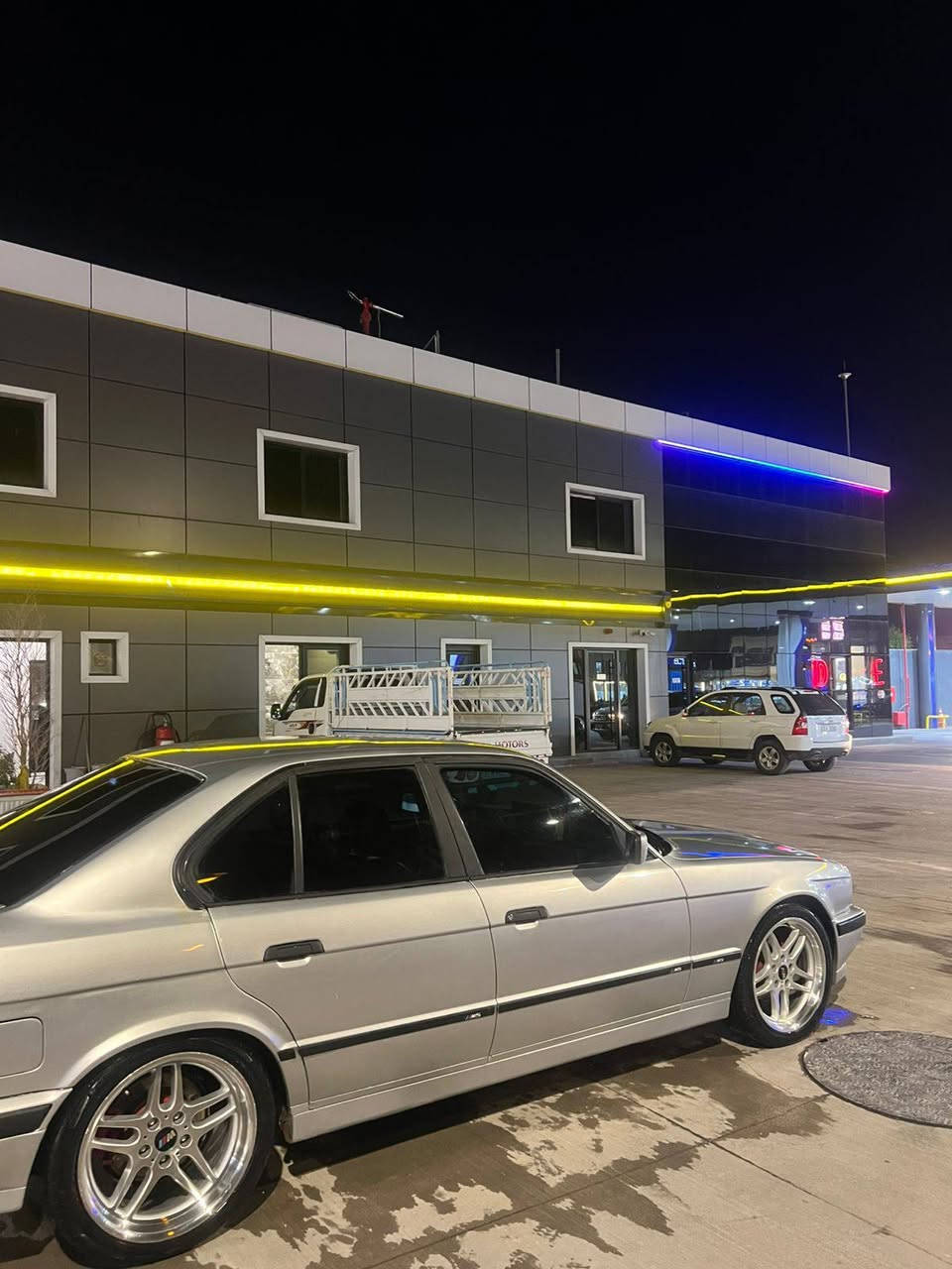 Bmw مۆدێل ١٩٩٣ فول بەس گێر حادی سلایت کوشین جلد کوشن کارەبا لایت ئەلقە سبوخ حام دو پارجەی ئەیە گێرو مەکینە بەشەرت سەنویو رەقەم٢٠٣٠ رقم *********** أربيل, العراق
