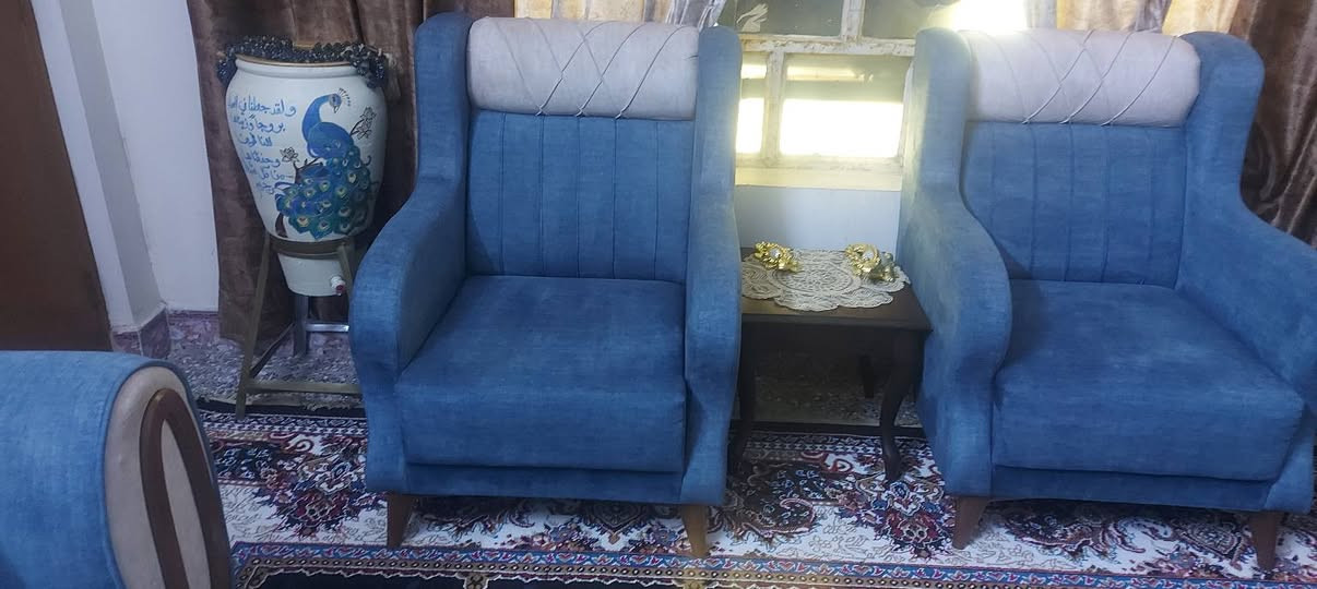 من رخصت الادمن للبيع تخم ١٠ مقاعد نظيف اسفنج ضغط عالي ب٣٠٠ مع المجال وميز تلفزيون نظيف جدا ب٧٥ مكاني شعب للاستفسار ***********
