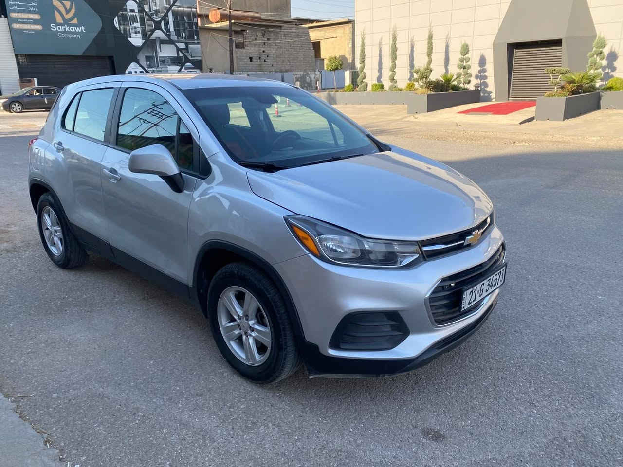 Chevrolet Trax 2020 
مەکینە 1.4 ی تۆربۆ
شاشە ئایپاد
سوکان ڤۆلیۆم 
تاك ئەکسڵ 
بۆیاخ = بۆنید + دەرگاو جەمەلغی پشت سەکن یەکی پەڵەیەك 
زۆر بێ کێشەیە و 
دینارێ مەسرەفی تیا نیە سەیارەکە جاهیزە
نرخی 95 گەڵا و تۆزێک مامەڵە
ژمارە مۆبایلی خاوەنی  *********** السليمانية, العراق
