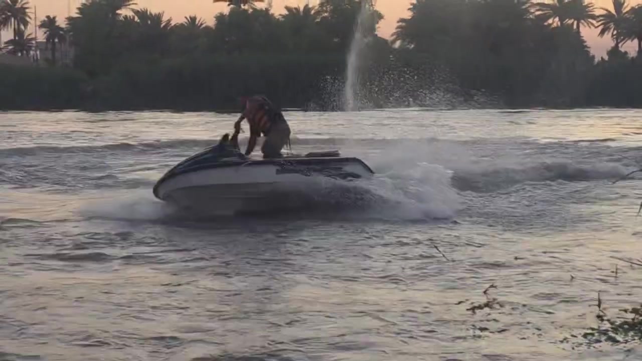 السلام عليكم للبيع جت سكي عدد ثنين يوماها1200نضيفات ومحركاتهن خير من الله نكره سلف الازرك 27وبي مجال والثانيه25وبيها مجال كشرهن لاكسر ولاصبغ عنوان واسط اي استفسار  واتساب أو اتصال***********
