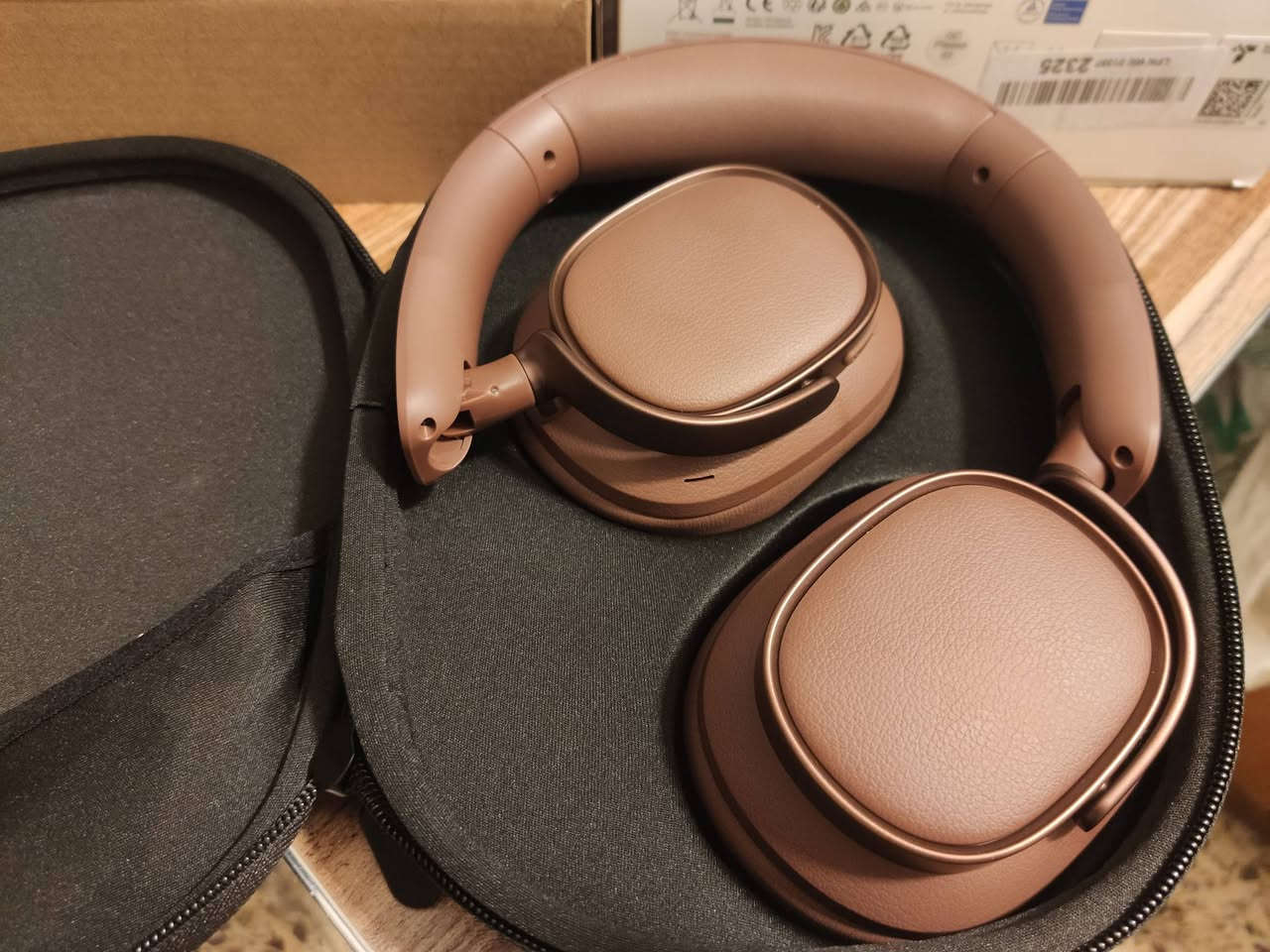 Edifier ES850NB –
 سماعة رأس احترافية مع عزل ضوضاء
🔹 نوع السماعة: Over-Ear (تغطي الأذن بالكامل)
🔹 اتصال: بلوتوث 5.4
🔹 تدعم ترميزات: LDAC / AAC / SBC (صوت عالي الدقة)
🔹 شهادة: Hi-Res Audio + Hi-Res Wireless
🔊 الصوت: ▪️ درايفر 40 ملم بطبقة تيتانيوم
▪️ مدى التردد: 20Hz – 40kHz
▪️ صوت نقي بتفاصيل عالية وباس عميق
🔇 عزل الضوضاء (ANC): ▪️ نظام Hybrid ANC
▪️ تقليل ضوضاء يصل إلى -45dB
▪️ أوضاع عزل متعددة + وضع الصوت المحيط
🔋 البطارية: ▪️ حتى 92 ساعة استخدام (بدون ANC)
▪️ حتى 53 ساعة (مع ANC)
▪️ شحن سريع – 15 دقيقة تعطي ساعات تشغيل إضافية
▪️ منفذ شحن USB-C
📞 المكالمات: ▪️ مايكروفون مدمج مع عزل ضوضاء بالذكاء الاصطناعي
▪️ إمكانية ربط جهازين بنفس الوقت (Multipoint)
🧳 التصميم: ▪️ خفيفة ومريحة للاستخدام الطويل
▪️ وسائد ناعمة
▪️ قابلة للطي
▪️ تأتي مع حافظة سفر أصلية
السعر 75 الف


**إذا كنت صاحب هذا الإعلان وتريد حذفه لأي سبب، رجاءا أرسل رسالة إلى الدعم الفني**