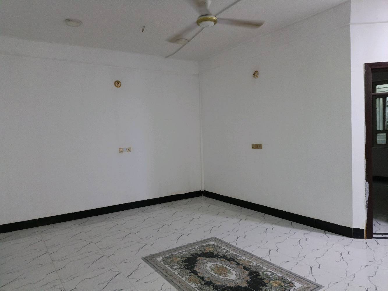 دار للإيجار في الرمادي شارع 40 خلف ماركت القيصر ، يحتوي على غرف نوم عدد 2 وصالة ومطبخ واستقبال و صحيات داخلية وخارجية وكراج وحديقة.

سعر الإيجار 500 الف وبي مجال 

***********