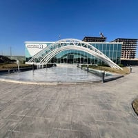 استمتع بالراحة والفخامة في شقتك ذات العزل الحراري والصوتي المتطور في م...