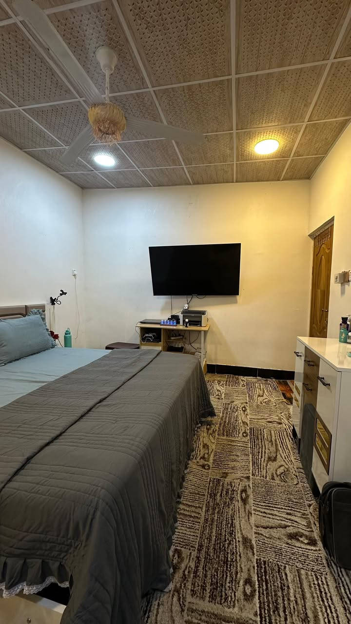 سلام عليكم بيت للبيع حي البساتين حي الصدرين مقابيل شارع الصحه المساحه 100 متر خدمات كامله ماء مجاري كهرباء مقرنص البيت نضيف كلش مثل مموضح بالصور والسعر مناسب  للاستفسار راسلني خاص وتدلل او تتصل ع رقم ***********
