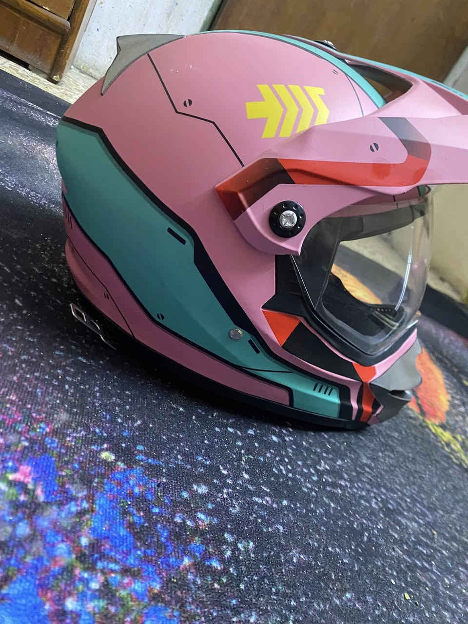 السلام عليكم خوذه جديدية زلغ مابيهة  مع منضومه سماعات شحن يطول أسبوع مايك خارجي  ب 80 مكاني بغداد مدينه الصدر  الشراي يتصل و يدلل ***********
