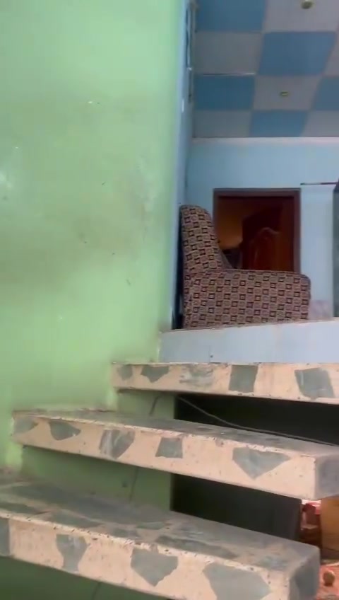 السلام عليكم ورحمة الله وبركاته اللهم صلي وسلم وبارك على سيدنا ونبينا محمد وعلى آل بيته الطيبين الطاهرين ... من رخصة مسوؤلي الكروب ... يوجد قطع من بيت للبيع او (مراوس في مناطق حي العامل او البياع والمناطق القريبه عليها ) ... طابو صرف سكني ( يعتبر قطعة أرض )بناء نهاية عام ٢٠١٢ بجانب الرصافه ناحية بغداد الجديده بمنطقة الامين الثانيه نواب الضباط سكينه وكريات بسايد جامع الرحمن ( مقابيل التشجير ) قبل الجامع ب١٠ بيوت  ويبعد عن سريع القناة مسافة  ( ٢٠٠ ) م   مساحته 110م  جبهه 4.40م ونزال 25 م ( غير مقطوعه ) من اصل ٣٠٠ م  مساحة البيت الكليه ... رصيف البيت عرض (  ٤  ) م .... وعرض الشارع (  ١٥ ) م  ومقابيله تشجير  ... يتكون من ثلاث طوابق ... الطابق الارضي يحتوي على ...  كراج  + استقبال + حمام 
وتواليت شرقي (مشترك )+ منور كبير +حولي مع الدرج  + غرفة نوم  والطابق الاول يحتوي على ... ( ٢ ) غرفة نوم +  بلكونه  +  حمام وتواليت مشترك شرقي وغربي والطابق الثاني يحتوي على ( ١ ) غرفة نوم + حمام + تواليت شرقي + سطح اولي صغير ... ويوجد فوق الطابق الثاني سطح للبيت كبير   ....  ملاحظه/ البيت غير مقطوع.... ينقطع من البيت الي بالصوره المرفقه .... من جهة الحايط الي بي التانكي الاحمر ... وهاي الصفحه يوجد بيه كل الخدمات ... ويكون القطع على المشتري  ...... سعر المتر( 1.500.000 )  ....  للإستفسار الإتصال على الرقم واتساب *********** ( اترككم مع الصور + مقاطع الفديو... الخاصه ب ١١٠م  )
