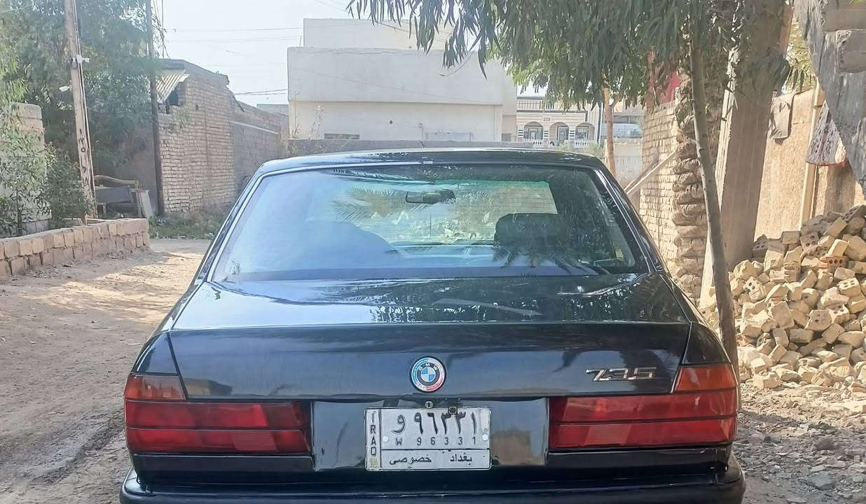 سيارة بي ام 735فول اوتتماتيك جام فتحت سقف كراسي 
كهربائيات كله شغالة تبريد ثلج 
محرك كير  كاردن اكسل صدر كله مكفول 
تخم تاير %نضافة 
السيارة مصبوغة عام صبغ فرن ومتعوب عليه 
السيارة رايده ب 55 وبيه مجال للطيبين ان شاءالله 
مكان السيارة بغداد التاجي 
رقم الهاتف ***********
