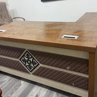 ميز مكتب جديد جدا جدا للبيع سعره ٢٠٠ الف 07814009333 واتساب