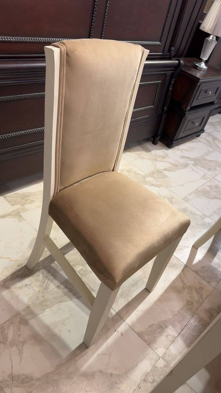 طاولة سفره 6 كراسي 🪑Full modern ✅
راقيه و مميزه جداً 🤍✨
خشب زان 🪵 بالكامل ✅ 
لوح زجاج برونز حراري للحمايه من الخدوش ✅
استعمال بسيط جداً " لا يُذكر " بحال الوكاله 🤍✅
(( بسعر لقطه 🏷️ ))
 .


**إذا كنت صاحب هذا الإعلان وتريد حذفه لأي سبب، رجاءا أرسل رسالة إلى الدعم الفني**