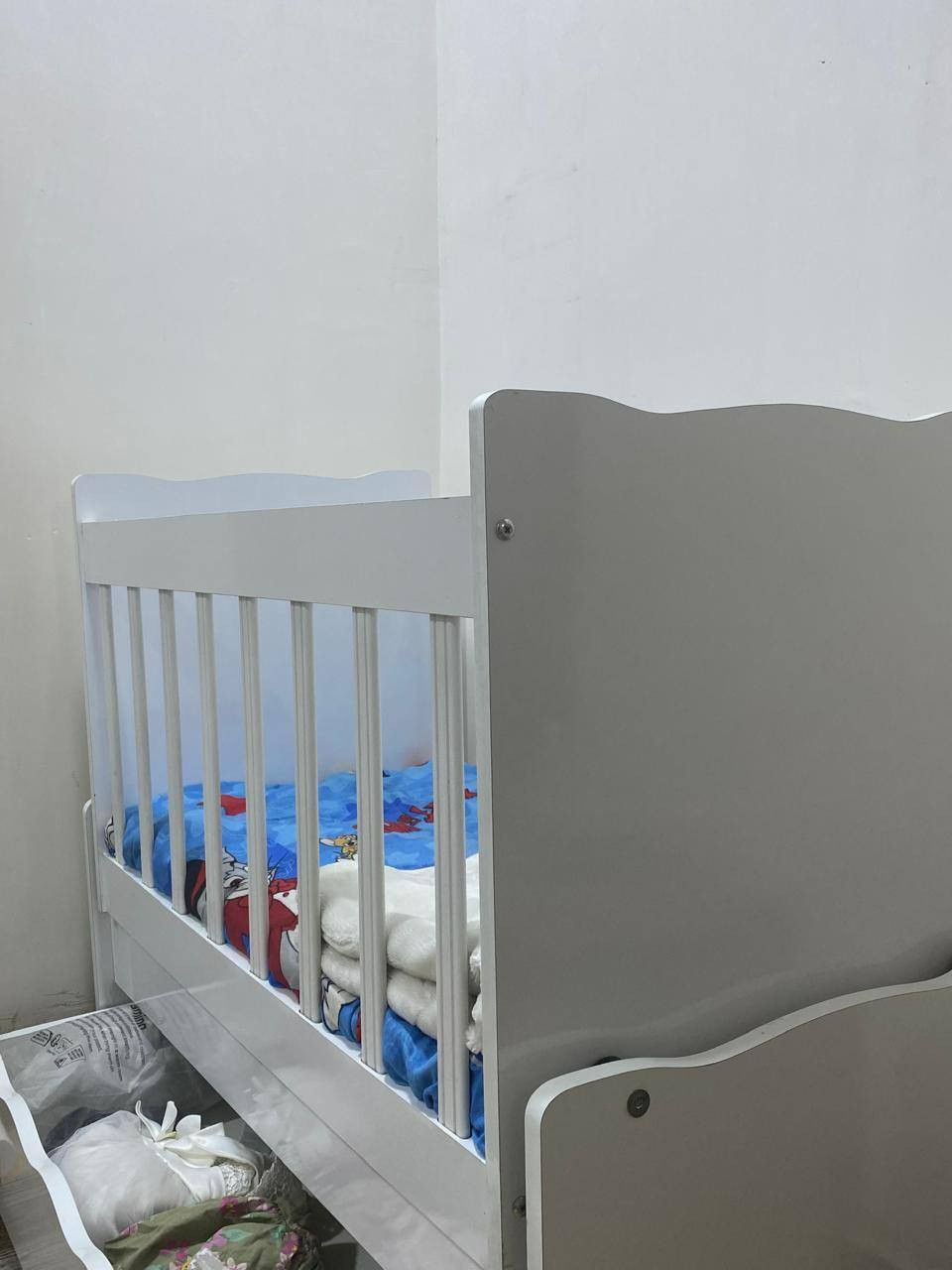 سرير طفل يكفي عمر سنتين وكاروك مع الدواشك مالتهم مع فراش إضافي كلهم ب١٠٠ العنوان الدورة للتواصل الاتصال ***********
