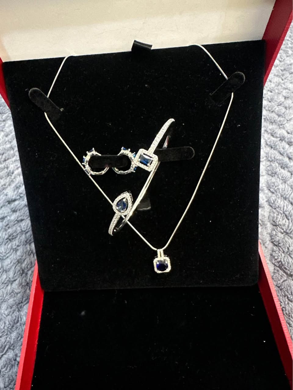 Royal blue stainless steel can be baought as singke pieces (only nevklace , bfacelet, earings) 
Or the whole set أربيل, العراق


**إذا كنت صاحب هذا الإعلان وتريد حذفه لأي سبب، رجاءا أرسل رسالة إلى الدعم الفني**