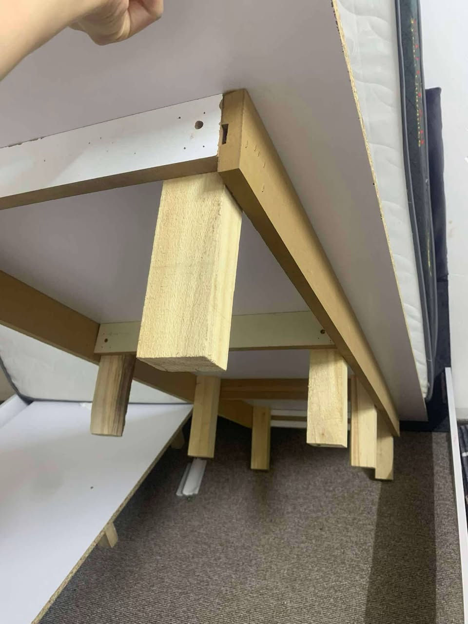 ئه م  سسيه م بوفروشتن به دوشكه وه سحره س ١٠٠هزاره
له توبزاوه ناحيه ي رزگاري ژماره ي ***********
