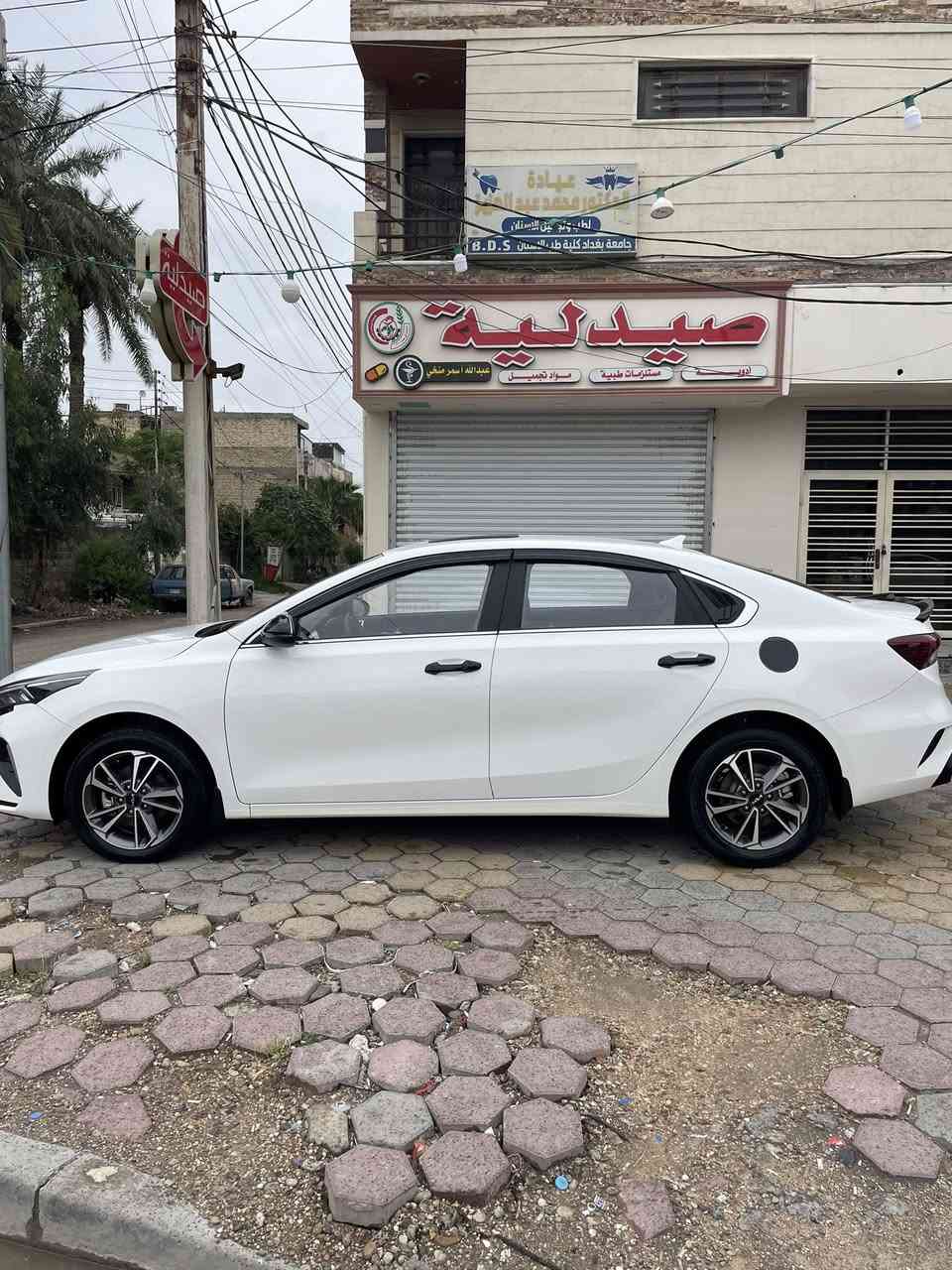 السلام عليكم للبيع كيا كي 3 خليجي رقم بغداد بسمي 
مواصفات السياره
بصمه ابواب
بصمه تشغيل
فتحه سايد روف
هند بريك بصمه
اربع وضعيات قياده
اوتو هولد
مري شفط
كشنات جلد 
عداد دجتل
وبقيه المواصفات المعروفة السياره كلش نضيفه ماشيه 57 الف السياره مكفوله كفاله عامه عده الباب جه الصدر بي شخط كد شبر ومامسوي غير هذه الشخط مكفوله مكاني الغزاليه السعر 142 وبيه مجال للشراي للستفسار ***********
