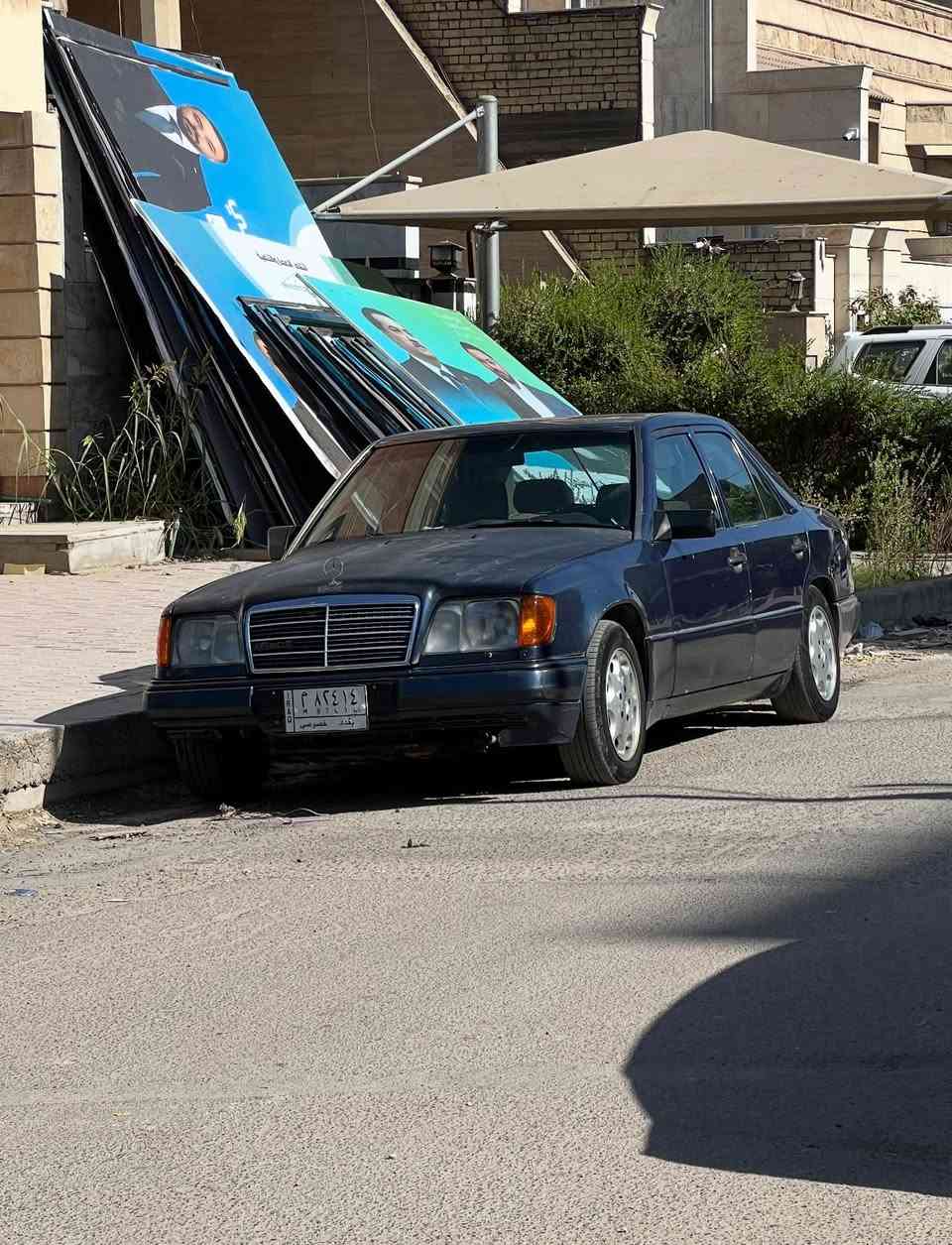 سلام عليكم
مارسدس بيبي شبح 320 موديل 1993
اللون اسود كحلي بلادي ممصبوغ 
مكينة الخرايطم المرغوب بالسوك
تبريد شغال 
شاشة وكاميرا 
تحديث ستيرين الغواصة (الدركة)
غرفة حلوة
بيهة قاعدة دبل السايق انفطر وتم اصلاحهة 
السيارة شوفة عينكم نصبتهة حلوة شوفة عينكم كشرتهة شوي تعبانة الي اكو كم خياس بسيط يتعالجن  ماعندي الامكانية اصبغ واعالج وجان سويتهة وابيعهة بسعر بعد اعلى بهواي واليعرف بسوك يعرف شداحجي واليوم نادراً ماتلكة سيارة قديمة مابيهة خياس اغلبهن مصبوغات ومعالجيهن 
السعر 69 وبيهة مجال قليل حك الجية
مكانهة بغداد/ المدينة 
للاستفسار ***********
