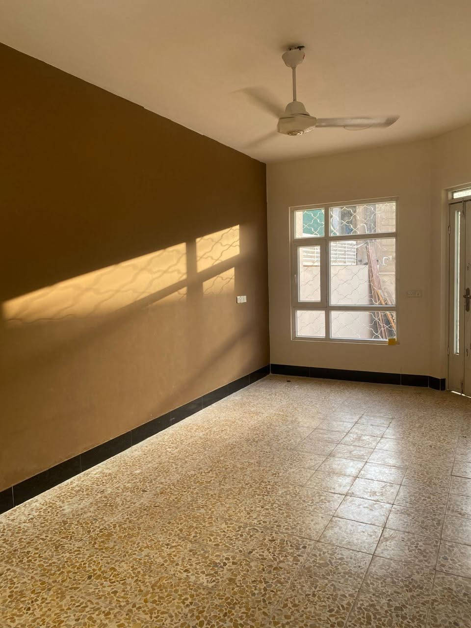 دار للايجار
الموقع حي جابر بن حيان.
مقابل بانزيخانة العربي في حي العربي.
مساحة الدار ١٥٠ متر طابقين
الطابق الأول.
كراج واسع +مطبخ+ صحيات+ هول +استقبال+ غرفة نوم
الطابق الثاني.
٣ غرف نوم صحيات.
ملاحظة مطلوب عائلة صغيرة.
بدل الايجار الشهري  المطلوب   ٦٥٠ الف 
للاستفسار والتواصل الاتصال على الرقم
👈*********** 
او زيارة موقع المكتب الكائن في حي الحدباء سايدين جامع الغفران قرب مركز شرطة الرماح داخل عمارة سدرة المنتهى
