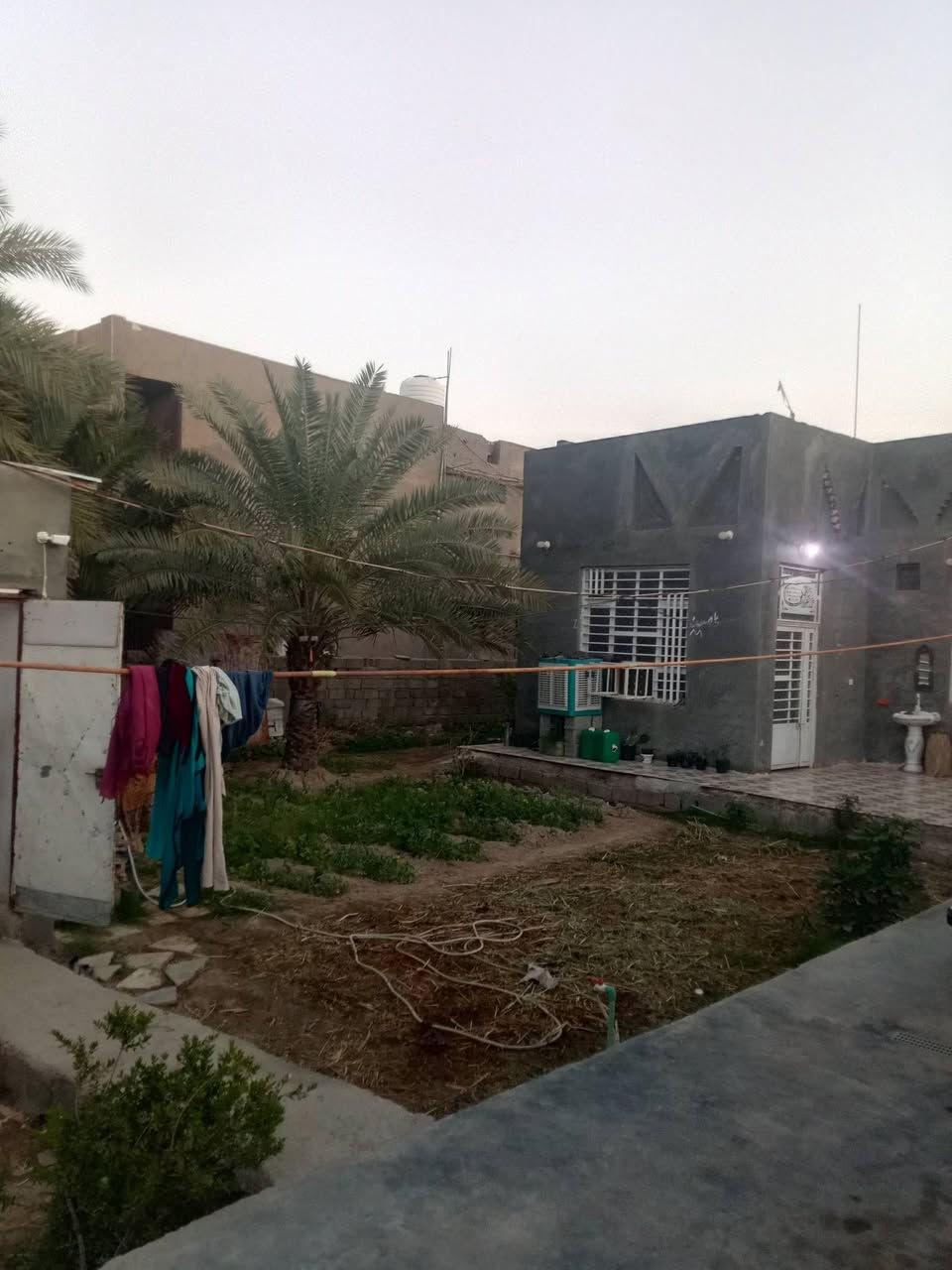 السلام عليكم بيت للبيع مساحه 500متر حي العهد عل شارع الريسي بي محل طول 7ونص والعرض 3ونص غرفتين وحده5في 4وحد 3في 4.الصاله 10في 4الاستغبال 7في 4الامطبخ 4في 4ونص الكراج طول 20متر كهرباء ومياه ومجاري وخط مولد والشارع بي اناره وتبليط للباب الاستفسارا ***********
