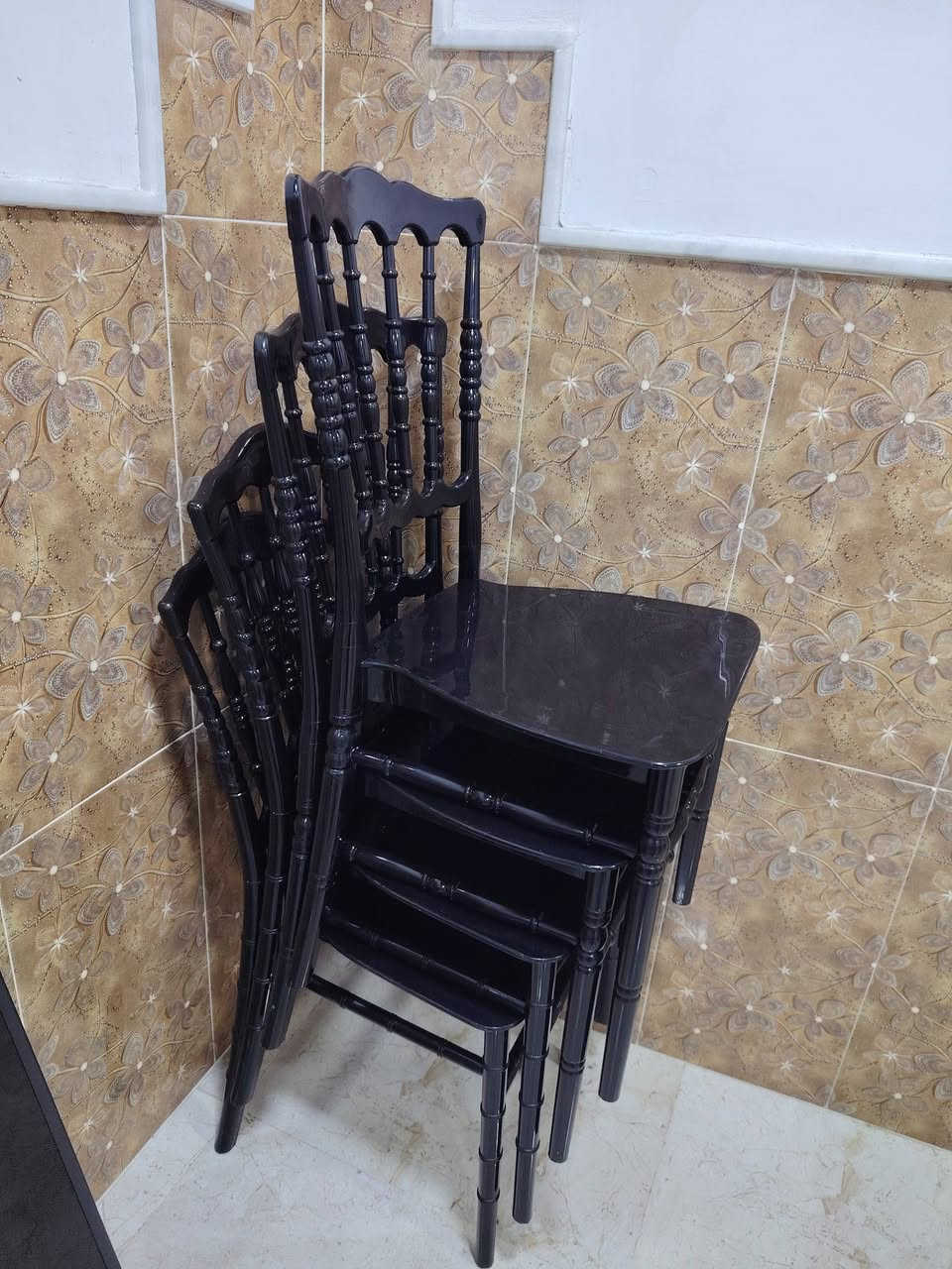 للبيع كراسي عداد 4 الواحد على 13 الف  ميز طعام على ٢٢ الف طبلات عداد 3 ب10 الف  عنوان رشيدية رقم الهاتف ***********
***********
