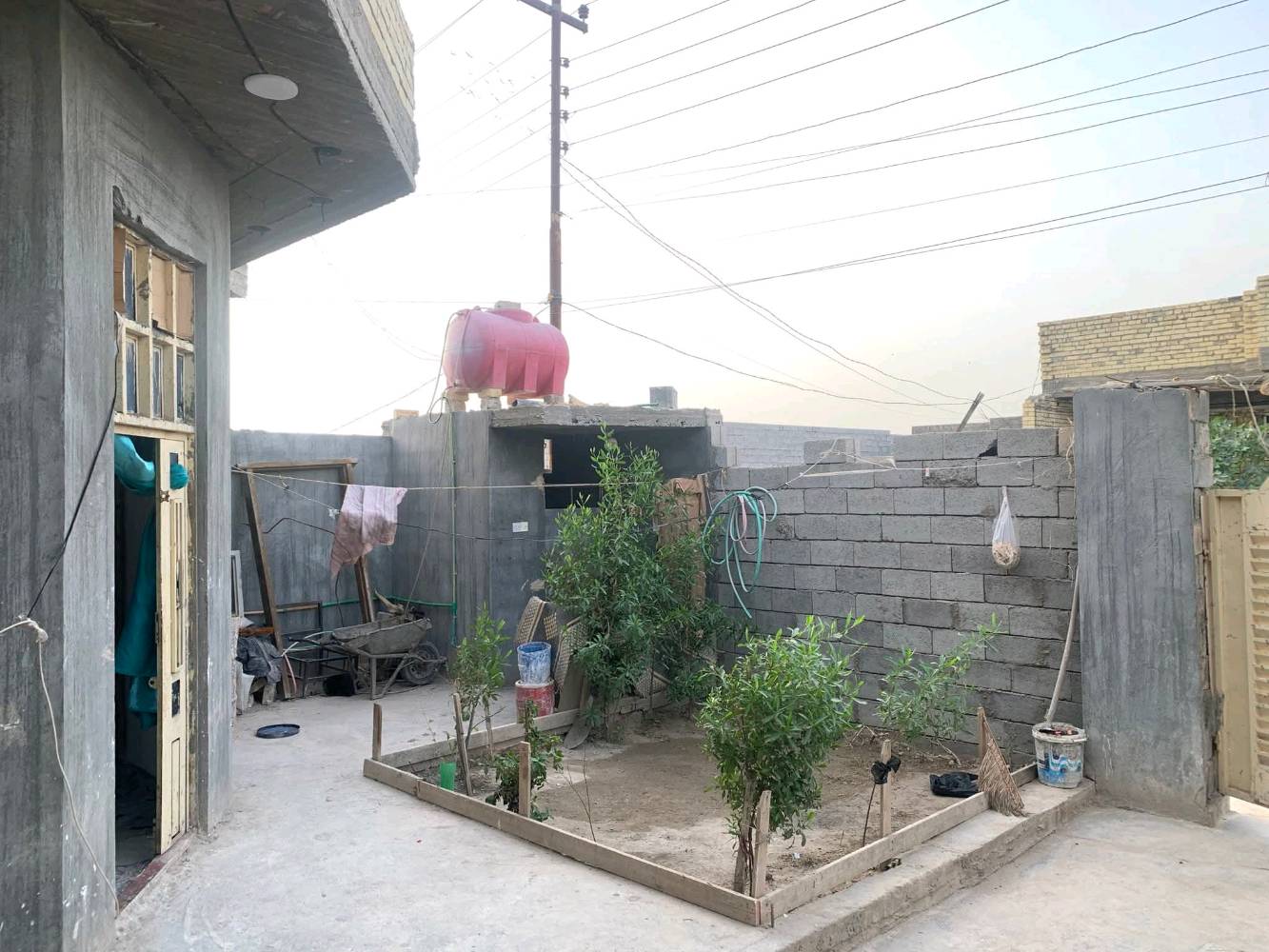 للبيع أو مراوس  بيت 200متر  بناء كامل قرفتين صاله مطبخ استقبال منوريين  +حمام طرمه مساحه جبيره  بياض لبخ  كامل جنس العقار طابو زراعي مكان البيت النعيميه قرب محطه الجوهره قرب أسواق النخيل  الاستفسار عله الأرقام التالية (‏‪***********‬‏) واتساب (***********)