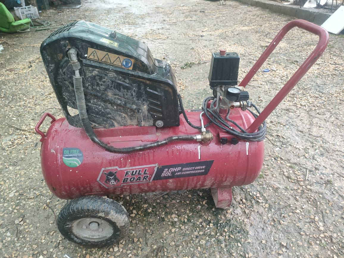 كومپريسةرى هةوا بؤفرؤستن 
ايشناكات ماتؤرى سوتاوة 
سعرى 80 هةزار لة هةولير 
***********
حجمى 50 ليترية  زؤر كةم ايشى كردووة أربيل, العراق
