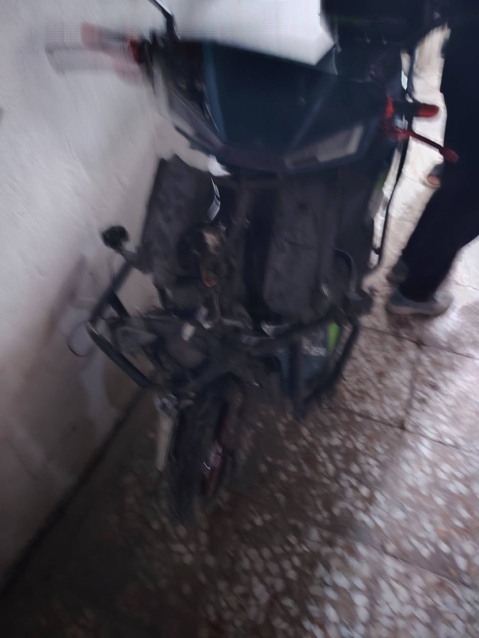 السلام عليكم عندي دراجه للبيع نقصها كفر امامي وويل امامي مضروبه شغاله بصمه وباركورد وسويج جديده ماصار شهرين من ماخذها اريد ابيعها على هاي وضعيتها وهذه صورهاوهذا رقم تلفوني ***********ويوجد واتساب مكاني الدوره
