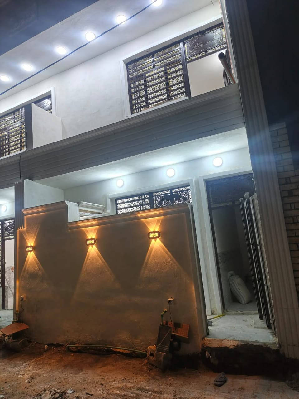 للبيع بيوت عدد ٢ مساحة ٥٠ متر طابقين بناء حديث استقبال حولي مفتوح غرفتين الطابق الثاني وسوف ننشر مقطع فديوا للبيتين مراجعة شركة الجبل للمقاولات العامة بيع وشراء القطع الاراضي والبيوت في بغداد  للاستفسار ***********
